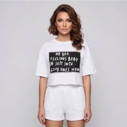 Дамска къса бяла тениска с надпис NO BAD FEELINGS BABY, Ft6409