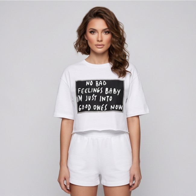 Дамска къса бяла тениска с надпис NO BAD FEELINGS BABY, Ft6409 Дамска къса бяла тениска с надпис NO BAD FEELINGS BABY, Ft6409
